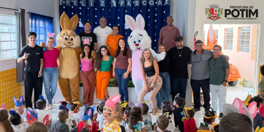 Alunos da Rede Municipal de Ensino recebem visita do Coelho da Páscoa